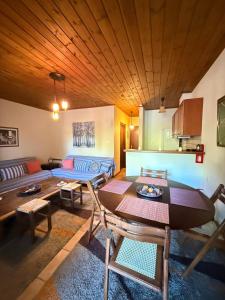 een woonkamer met een tafel en een bank bij Horizon Nest Parnassos Villa Chalet! in Eptalofos