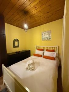 een slaapkamer met een groot bed met twee handdoeken erop bij Horizon Nest Parnassos Villa Chalet! in Eptalofos +54 foto's