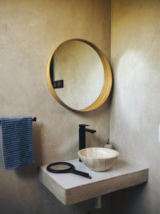 ein Badezimmer mit Waschbecken und Spiegel in der Unterkunft Quiet Oceanside Casita Private Kitchen & Bath in Troncones