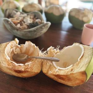 Ein Löffel liegt in einer Melone mit einer Schüssel Nüssen. in der Unterkunft Quiet Oceanside Casita Private Kitchen & Bath in Troncones + 16 Fotos