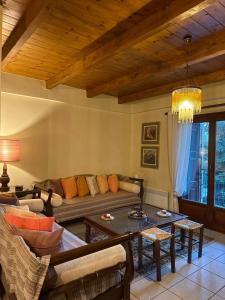 een woonkamer met een bank en een tafel bij Horizon Nest Parnassos Villa Chalet! in Eptalofos