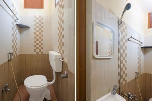 zwei Bilder eines Badezimmers mit Toilette und Waschbecken in der Unterkunft Hotel O Rela Hospital Chromepet Formerly Sri Ram Ganesh Residency in Chennai