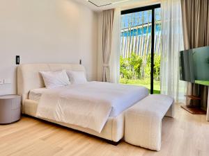 En eller flere senge i et værelse på Luxury Pool and Gym Villa Layan + 26 billeder