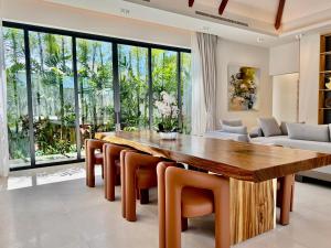 Et opholdsområde på Luxury Pool and Gym Villa Layan