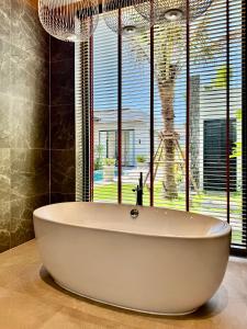 Et badeværelse på Luxury Pool and Gym Villa Layan