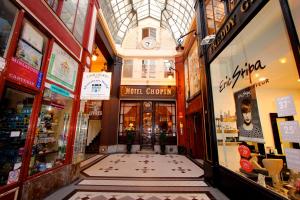 un couloir d'un magasin avec un plafond en verre dans l'établissement Hôtel Chopin, à Paris