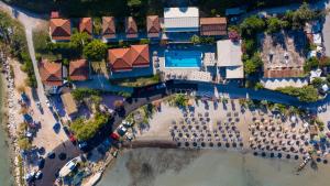 een luchtfoto van een resort met strand bij Beach House by the Sea Zakynthos in Alikanas