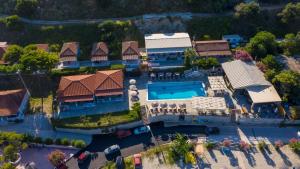 een luchtfoto van een huis met een zwembad bij Beach House by the Sea Zakynthos in Alikanas