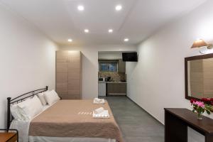 een kleine slaapkamer met een bed en een keuken bij Beach House by the Sea Zakynthos in Alikanas