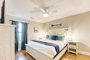 een slaapkamer met een groot wit bed met blauwe kussens bij Modern 4BR Retreat with Fire Pit in Bentonville