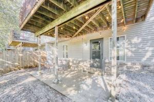 een veranda van een huis met een patio bij Modern 4BR Retreat with Fire Pit in Bentonville