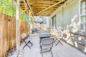 een patio met stoelen, een tafel en een hek bij Modern 4BR Retreat with Fire Pit in Bentonville +28 foto's