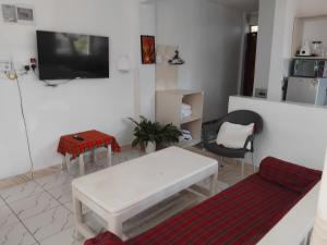 TV a/nebo společenská místnost v ubytování Tulivu Studio 2nd Floor Apartment & Great Balcony View