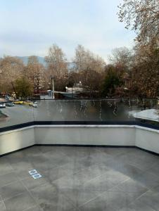 ein Balkon mit Blick auf einen Parkplatz in der Unterkunft Aria Stay in Drama