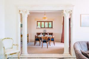 ein Esszimmer mit Tisch und Stühlen in der Unterkunft Estoril Royal Atlantic Villa with Ocean View in Estoril