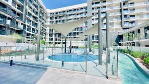 Hồ bơi trong/gần Contemporary Studio Prime Masdar Location