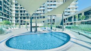 Bazén v ubytování Contemporary Studio Prime Masdar Location nebo v jeho okolí