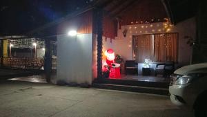 uma decoração de Papai Noel em uma casa à noite em Hospedaje Centro Huequén em Angol