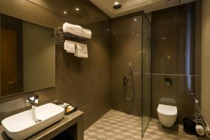 卢迪亚纳Crown Palazzo的带淋浴、水槽和马桶的浴室 更多39张照片