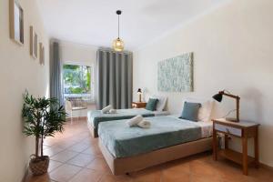 En eller flere senge i et værelse på 1G Apt Rosmaninho + 20 billeder