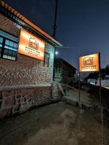 Chứng chỉ, giải thưởng, bảng hiệu hoặc các tài liệu khác trưng bày tại Highway Dorm Mylliem