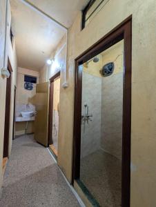 Phòng tắm tại Highway Dorm Mylliem