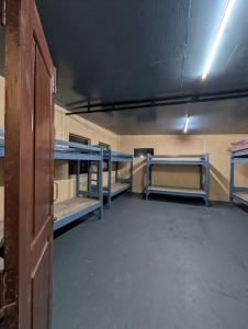 Giường trong phòng chung tại Highway Dorm Mylliem