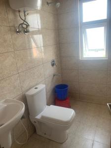 Et badeværelse på Radha Palace near prem mandir