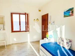ein Schlafzimmer mit einem Bett und einem Fenster in der Unterkunft Giuliana 4 in Campese