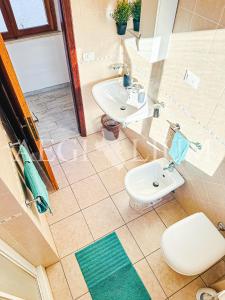 ein Badezimmer mit Toilette und Waschbecken in der Unterkunft Giuliana 4 in Campese