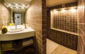 La salle de bains est pourvue d'un lavabo et d'une douche. dans l'établissement L'Oliveraie de Paul, à Aigues-Mortes
