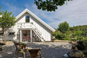 eine weiße Scheune, vor der ein Fahrrad geparkt war in der Unterkunft Family Cabin With A View in Mandal