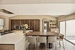 Кухня или мини-кухня в Mediterranean Villa With French Riviera Views
