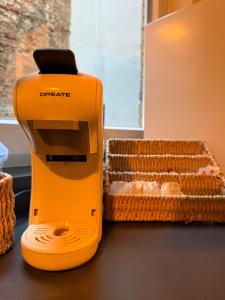 a juicer sitting next to a basket of food at Sān home’s in Antwerp