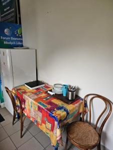 un tavolo con una tovaglia e due sedie di Pokoje w ,,Stajni ,, a Niemce