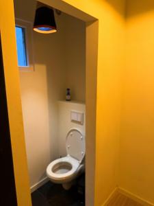 een badkamer met een wit toilet in een kamer bij Sān home’s in Antwerpen