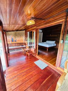 ヤオヤイ島にあるLaleuca At Laemhad Kohyaoyaiのベッドとベンチのある大きな木製デッキ