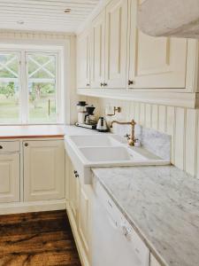 O bucătărie sau chicinetă la Villa With Lake Vättern Views Near Gränna