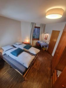 Villa Pdorf في بيرشتولدسدورف: غرفة نوم كبيرة بسريرين وطاولة