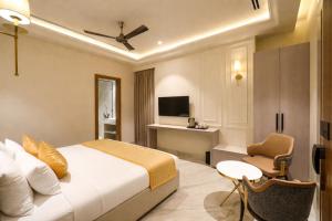 卢迪亚纳Crown Palazzo的一间酒店房间，里面有一张床和一把椅子