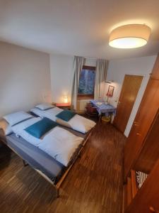 Villa Pdorf في بيرشتولدسدورف: غرفة نوم كبيرة بسريرين وطاولة