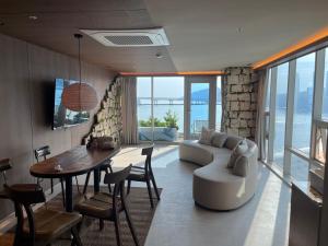 Un lugar para sentarse en 루미에르 디럭스 오션뷰 그랜드룸-광안리 해수욕장