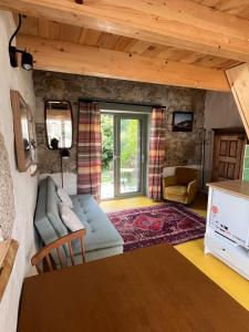 ein Wohnzimmer mit Sofa und Tisch in der Unterkunft Mar Dentro in Âncora