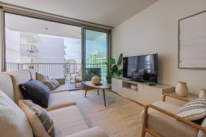 a living room with a couch and a tv at Bayline Solaris 4 in Armação de Pêra