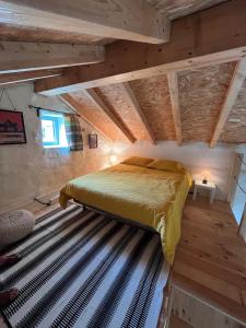 ein Schlafzimmer mit einem Bett und einem großen Teppich in der Unterkunft Mar Dentro in Âncora