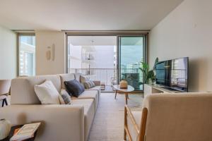 a living room with a couch and a table at Bayline Solaris 4 in Armação de Pêra