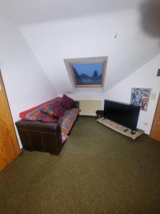 Villa Pdorf في بيرشتولدسدورف: غرفة معيشة بها أريكة وطاولة