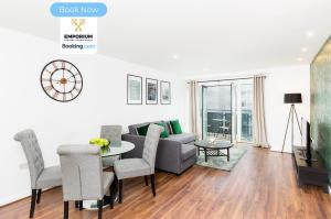 Posezení v ubytování Masshouse 2BDR Flat By Emporium Property Management Short Lets & Serviced Accommodation Birmingham With Balcony & Close To Central Massplaza