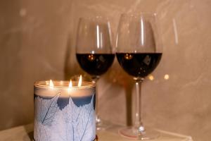 卢迪亚纳Crown Palazzo的两杯葡萄酒和一张桌子上的蜡烛