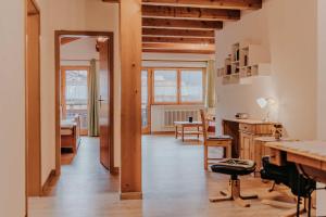 een woonkamer met een tafel en een bureau bij Gästehaus Wechs in Bad Hindelang